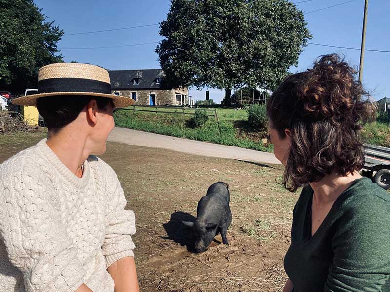 Deux femmes et un cochon